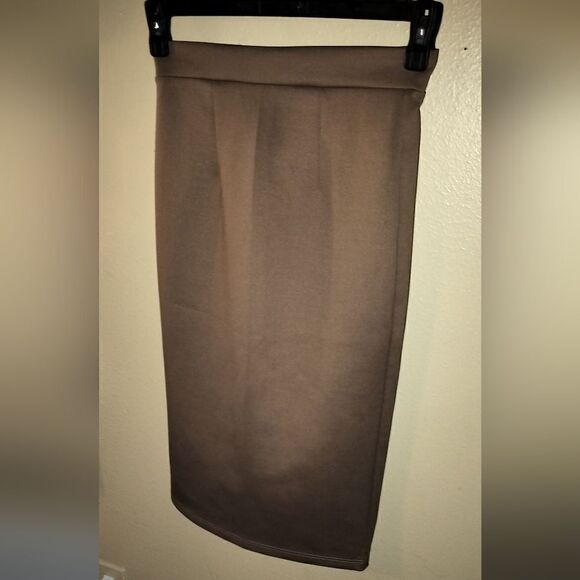 Size Medium tan colored pencil skirt - Picture 4 of 6